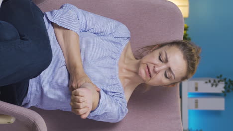Vertical-video-of-The-woman-is-suffering-from-joint-pain.